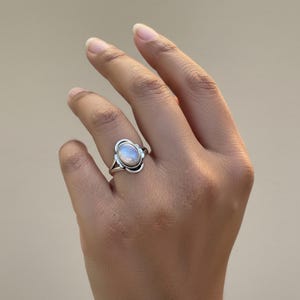 Sterling Silber / Mondstein Edelstein / Flexible Größe / Stein der neuen Anfänge, Intuition und Harmonie / Boho Schmuck / spirituelle Geschenke