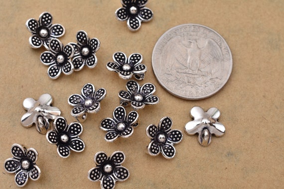 Ciondoli floreali a forma di giglio in oro/argento per la creazione di gioielli botanici fai da te, per collane/orecchini (6 pezzi) - Italia Ciondoli floreali a forma di giglio in oro/argento per la creazione di gioielli botanici fai da te, per collane/orecchini (6 pezzi) - Italia