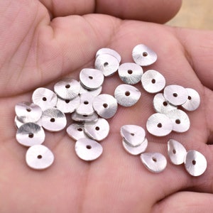 8 mm - 32 Stück versilberte gewellte Spacer Perlen 8 mm Kartoffelchips Perlen versilberte gewellte Disc Spacer Perlen, gebürstet Zubehör für die Schmuckherstellung