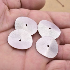 28 mm - 2 Stück große silberne gewellte Spacer Disc Perlen, versilberte gewellte Scheibe, silberne Spacers, gebürstete Heishi Disc Beads
