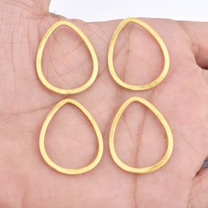 以下が含まれることがあります： 金色の金属製の涙滴型の輪が4つ。輪は滑らかで、わずかにテクスチャ加工された仕上げになっています。
