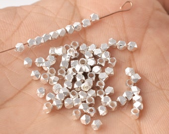 Cuentas espaciadoras facetadas plateadas de 2,5 mm (240 unidades) con pequeños dijes de corte de diamante