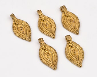 Dijes tribales de latón crudo – Colgantes de joyería bohemia, 25 mm (8 piezas)