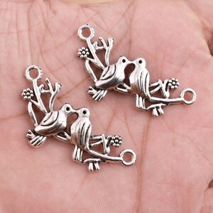 4 piezas - Dijes de pájaros del amor chapados en plata antigua de 43 mm de largo, dijes colgantes de pájaro en rama