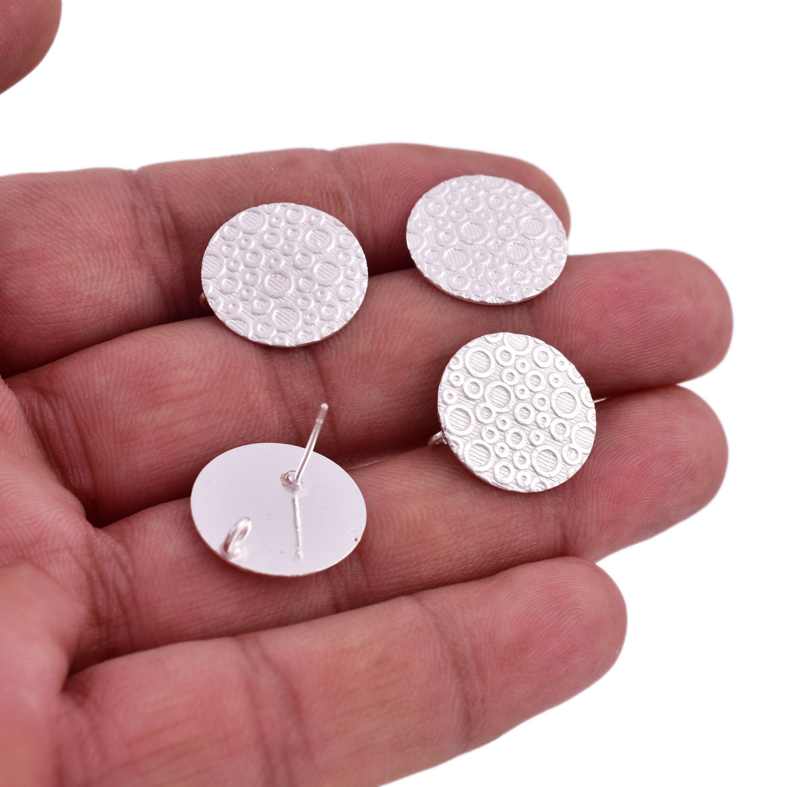 Philip Jones Orecchini A Bottone Rotondi Placcati Argento – 8mm, Ipoallergenici, Leggeri, Regalo In Sacchetto Di Velluto