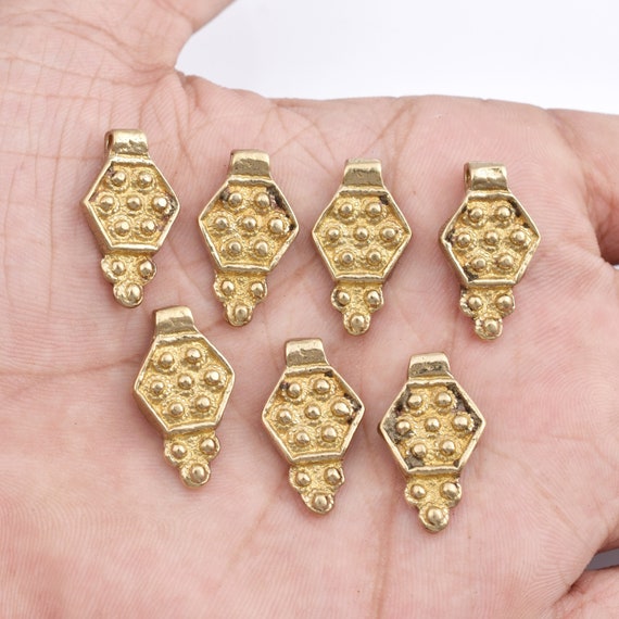 トライバルな真鍮ペンダント – ボヘミアン風エスニックチャーム、22 mm