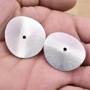 Große Silber gewellte Spacer Disc Perlen 32 mm - 2st versilberte gewellte Scheibe, Silber Spacer, gebürstete Heishi Disc Perlen