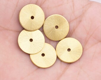 Perles d'espacement plates plaquées or 16 mm – Heishi brossé, 5 pièces