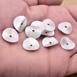 16 mm - 10 Stück versilberte gebürstete gewellte Disc-Spacer, Kartoffelchips Perlen, Oblaten Spacer für die Schmuckherstellung