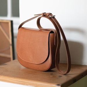 Full grain leather shoulder bag. Vegetable tanned leather crossbody bag.