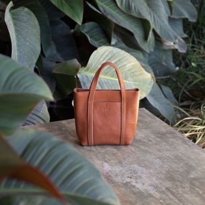 Full grain leather bag. Shoulder bag. Crossbody leather bag. Leather purse.