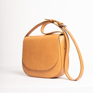 Full grain leather shoulder bag. Vegetable tanned leather crossbody bag.