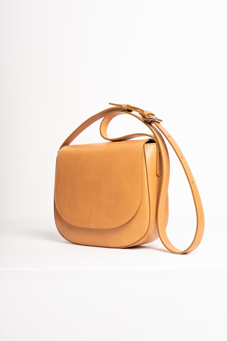 Full grain leather shoulder bag. Vegetable tanned leather crossbody bag.