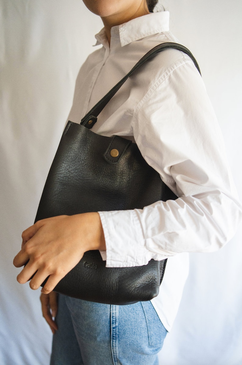 Full grain leather bag. Shoulder bag. Crossbody leather bag. Leather purse.