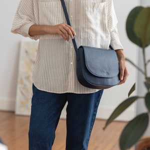 Full grain leather shoulder bag. Vegetable tanned leather crossbody bag.