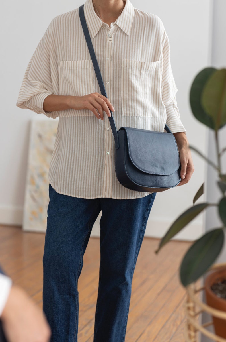 Full grain leather shoulder bag. Vegetable tanned leather crossbody bag.