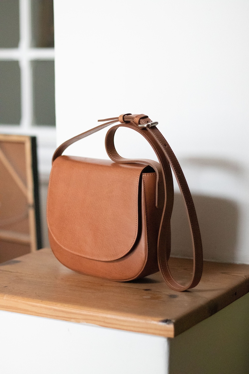 Full grain leather shoulder bag. Vegetable tanned leather crossbody bag.