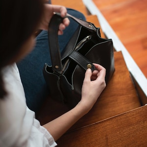 Full grain leather bag. Shoulder bag. Crossbody leather bag. Leather purse.