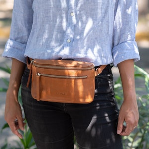 Leather fanny pack. Full grain leather. Vegetable tanned leather. Top grain leather belt bag.