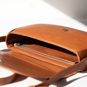 Full grain leather shoulder bag. Vegetable tanned leather crossbody bag. Classic purse.