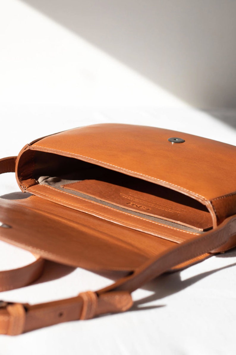 Full grain leather shoulder bag. Vegetable tanned leather crossbody bag. Classic purse.