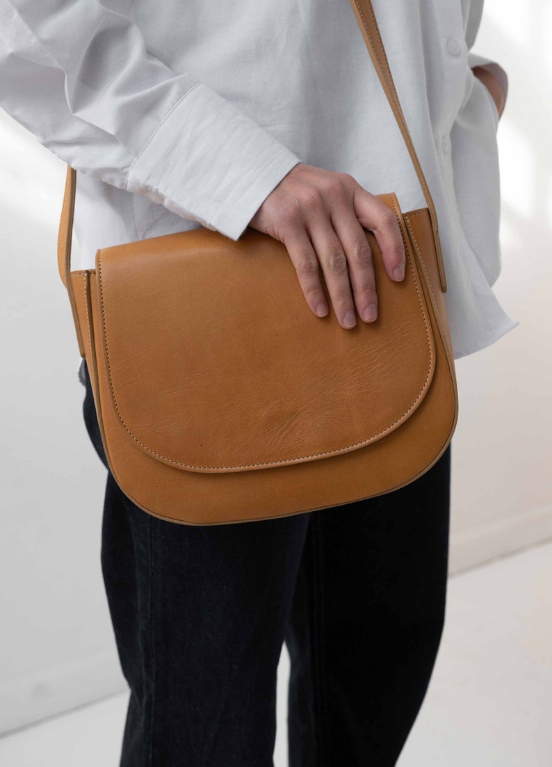 Full grain leather shoulder bag. Vegetable tanned leather crossbody bag. Classic purse.