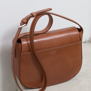 Full grain leather shoulder bag. Vegetable tanned leather crossbody bag.