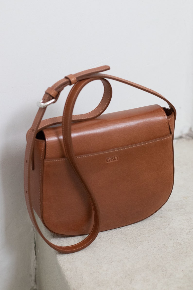 Full grain leather shoulder bag. Vegetable tanned leather crossbody bag.