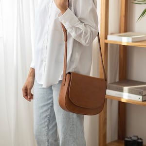 Full grain leather shoulder bag. Vegetable tanned leather crossbody bag.