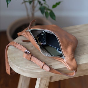 Leather fanny pack. Full grain leather. Vegetable tanned leather. Top grain leather belt bag.