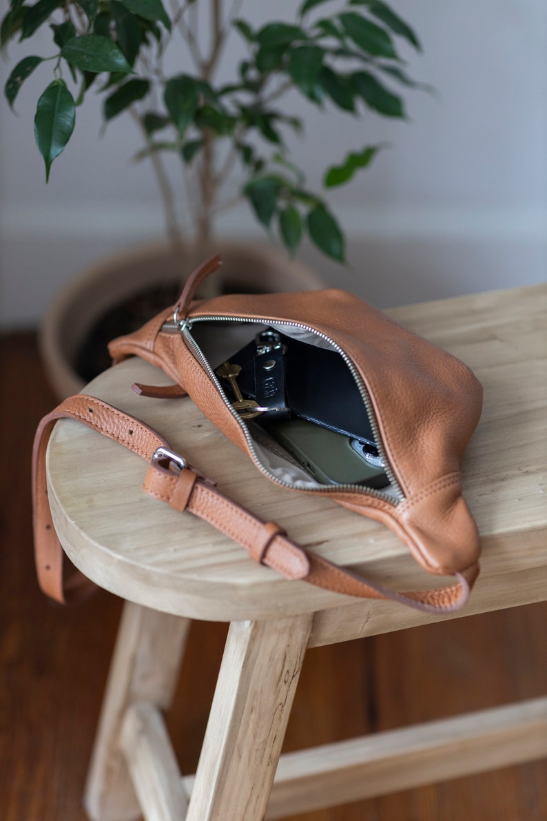 Leather fanny pack. Full grain leather. Vegetable tanned leather. Top grain leather belt bag.