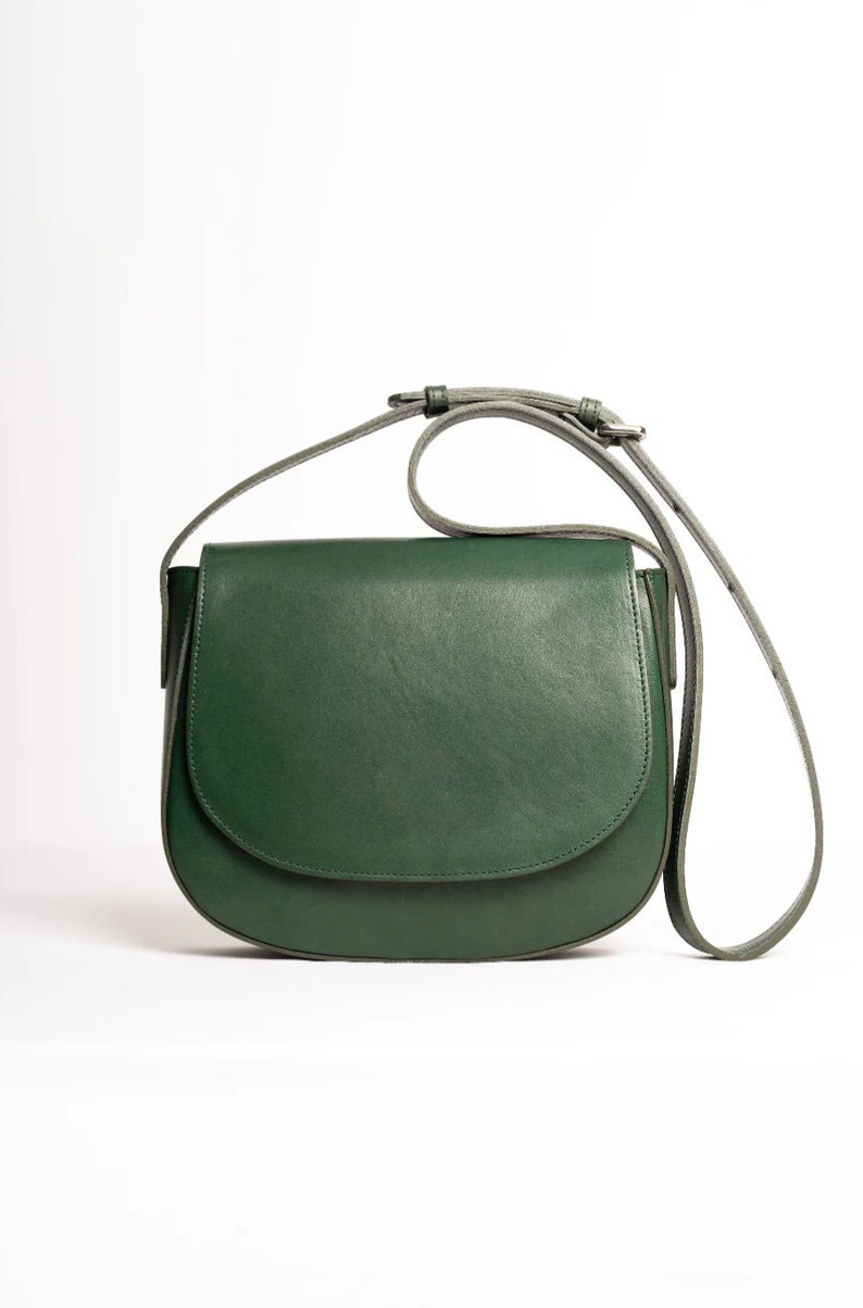 Full grain leather shoulder bag. Vegetable tanned leather crossbody bag. Green classic purse.