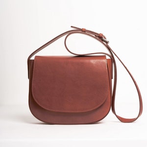 Full grain leather shoulder bag. Vegetable tanned leather crossbody bag. Classic purse.