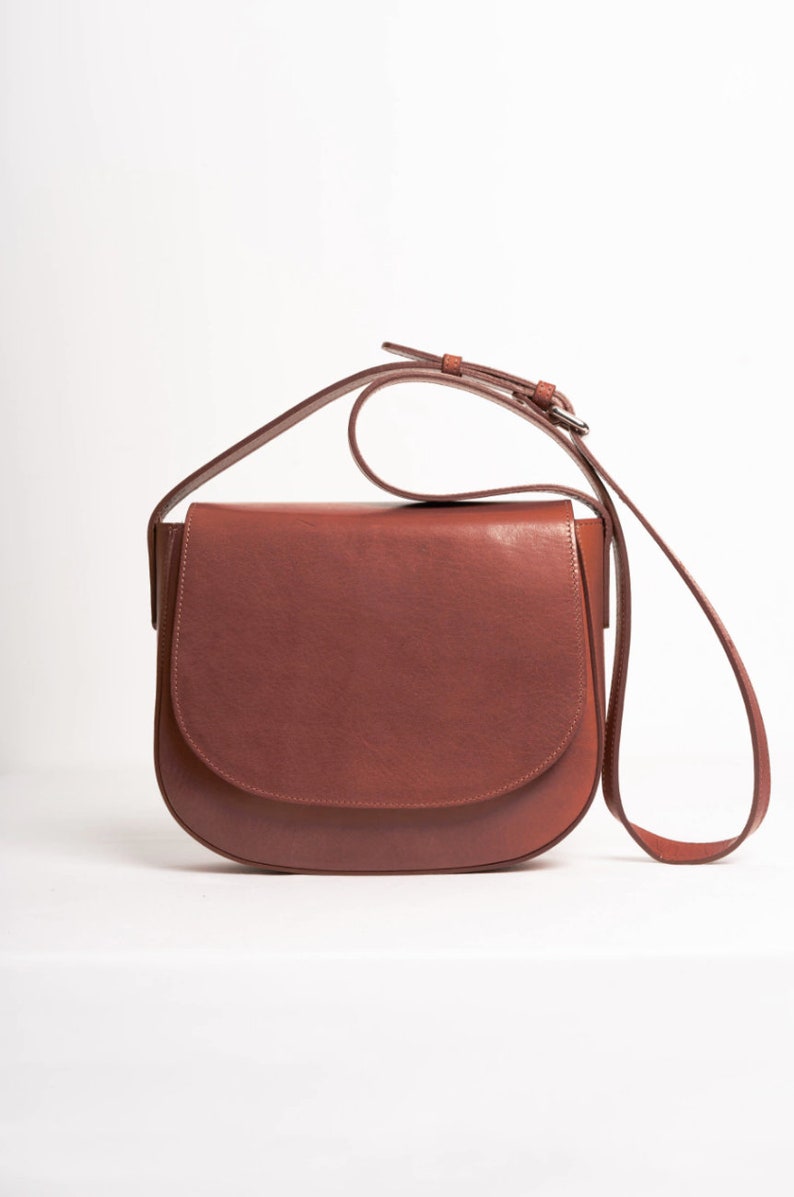 Full grain leather shoulder bag. Vegetable tanned leather crossbody bag. Classic purse.