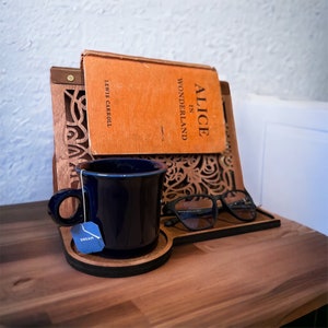 Service de voiturier en bois : table de chevet, livre, tablette et porte-gobelet