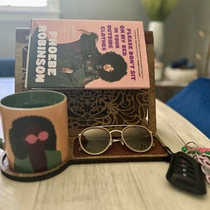 Service de voiturier en bois : table de chevet, livre, tablette et porte-gobelet