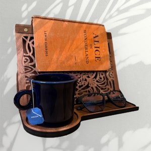 Service de voiturier en bois : table de chevet, livre, tablette et porte-gobelet