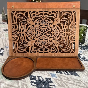 Service de voiturier en bois : table de chevet, livre, tablette et porte-gobelet