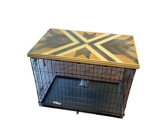 Puede incluir: Una jaula de perro de metal negro con una tapa de madera que presenta un patrón geométrico en tonos marrones, beige y blanco.