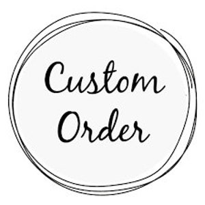 Puede incluir: Un gráfico circular blanco con las palabras "Custom Order" en escritura negra, rodeado por un fino contorno negro dibujado a mano. El diseño es simple y elegante, adecuado para diversas aplicaciones.