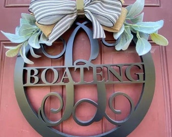 Personalized Monogram Family Name Sign: Round Wood Door Hanger