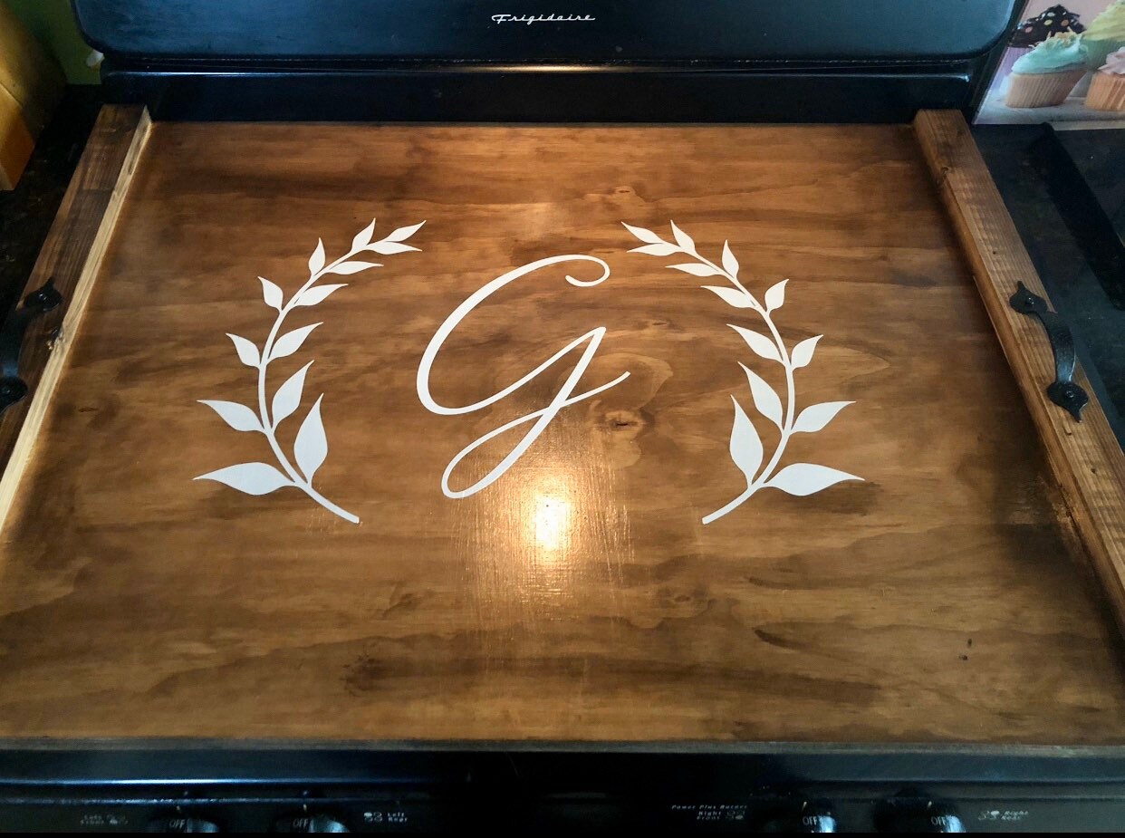 TIRYIUOU Copertura Per Stufa In Legno Di Pino, 77x55 Cm, Con Manici In Metallo Staccabili, Tagliere Multifunzione Per Piano Cottura
