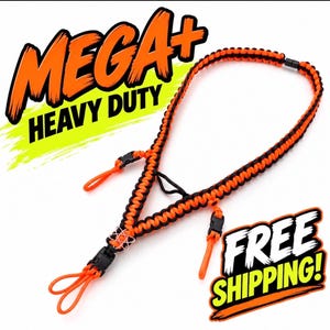 Puede incluir: Un cordón hecho de paracord trenzado en color naranja y negro, con múltiples hebillas de plástico negro y lazos. El diseño incluye un pequeño dije metálico con forma de átomo cerca de la hebilla central y un cierre magnético negro.