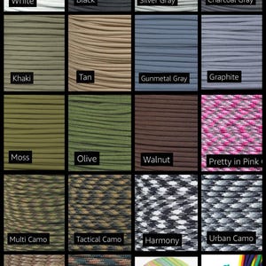Pu&ograve; includere: Una griglia di venti campioni quadrati che mostrano vari colori e motivi di paracord. La collezione include colori solidi come bianco, nero, grigio argento, grigio antracite, kaki, marrone chiaro, grigio canna di fucile, grafite, muschio, oliva e noce, insieme a motivi mimetici, arcobaleno e tie-dye.
