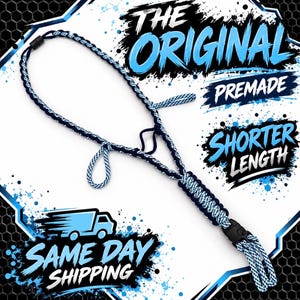 Può includere: Un cordino in paracord intrecciato con un mix di fili blu scuro e bianchi. Il cordino include una fibbia in plastica nera, un piccolo connettore nero e due anelli. Il testo sull'immagine recita THE ORIGINAL PREMADE SHORTER LENGTH.