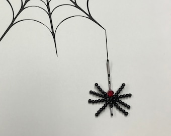 Pärlspinnar med spindel: Goth Halloween-hårspänne