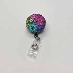 Gebloemde badgehaspel: ID-clip pediatrische verpleegkundige, 360 krokodillenklem