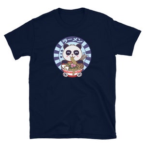 Panda Kawaii comiendo fideos ramen japoneses camiseta unisex de manga corta