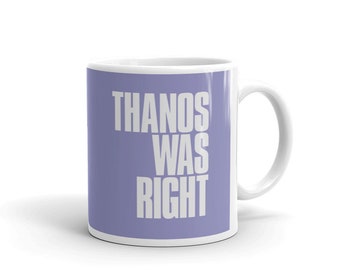 Könnte beinhalten: Eine weiße Keramiktasse mit einem Lavendelhintergrund und dem Text "THANOS WAS RIGHT" in Weiß.