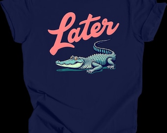 Camiseta "Lat Alligator" | Camiseta engraçada de crocodilo | Camiseta estilo desenho animado retrô | Ideia de presente com trocadilho de animal | Camiseta gráfica fofa e peculiar